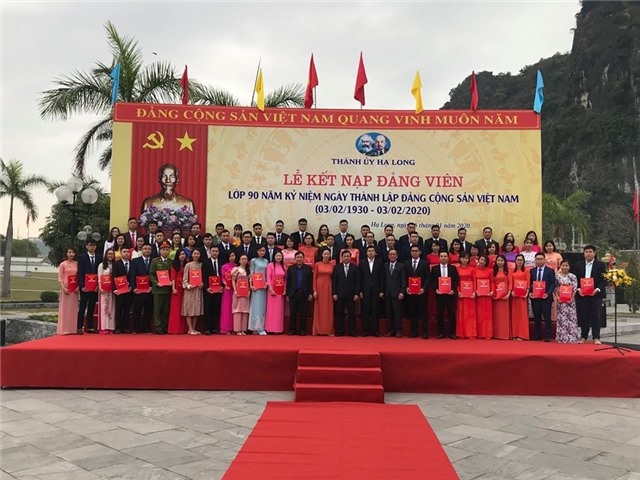 Lễ kết nạp đảng viên tại tượng đài đồng chí Vũ Văn Hiếu, Bí thư Đặc khu ủy đầu tiên của Khu mỏ Quảng Ninh