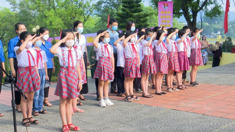 Trường tiểu học Trần Quốc Toản dâng hương tại nghĩa trang liệt sỹ phường Hà Tu