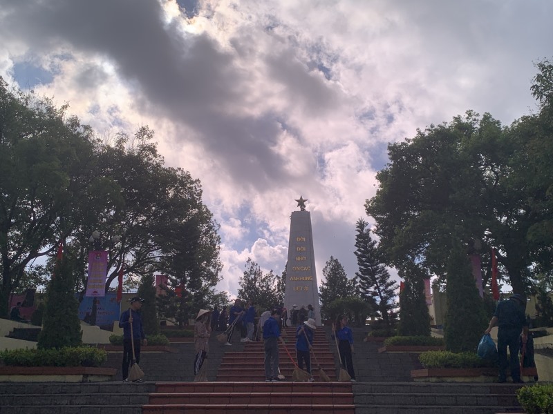 UBND Phường Hà Tu tổ chức tổng dọn vệ sinh nghĩa trang liệt sĩ nhân Kỷ niệm 75 năm ngày thương binh liệt sỹ (27/7/1947 - 27/7/2022)