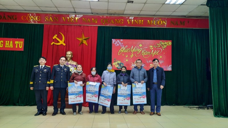 Hội chữ Thập đỏ thành phố và Lữ đoàn 170 Hải Quân đã tổ chức trao 11 suất quà cho Phường Hà Tu