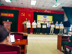 Đảng bộ phường Hà Tu long trọng tổ chức Lễ trao tặng Huy hiệu Đảng đợt 19/5/2022