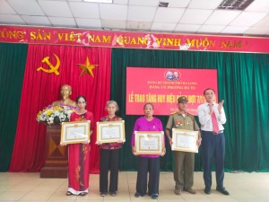 Đảng bộ phường Hà Tu long trọng tổ chức Lễ Tặng Huy hiệu Đảng đợt 07 tháng 11 năm 2023 