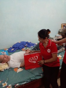 Hội chữ thập đỏ phường Hà Tu tổ chức hoạt động từ thiện nhân đạo