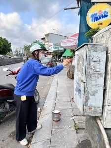 Đoàn thanh niên phường Hà Tu ra quân bóc xóa quảng cáo, tờ rao vặt không đúng nơi quy định