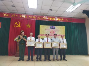 Phường Hà Tu tổ chức Lễ trao tặng và truy tặng huy hiệu Đảng nhân kỷ niệm 78 năm ngày cách mạng Tháng Tám thành công và Quốc khánh 2/9. 