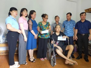 Phường Hà Tu phối hợp cùng với Hội LHPN Thành phố, Hội CTĐ Thành phố Hạ Long trao tặng tiền hỗ trợ sửa chữa nhà cho hộ gia đình bà Vũ Thị Quạnh, tổ 13 khu 6 phường Hà Tu.