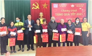 Quỹ Thiện tâm - Tập đoàn VinGroup tặng quà cho hộ nghèo